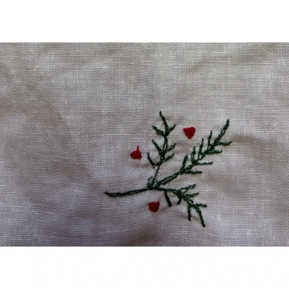 Vintage‎ Tablecloth White Christmas Santa Mistletoe Embroidered 39